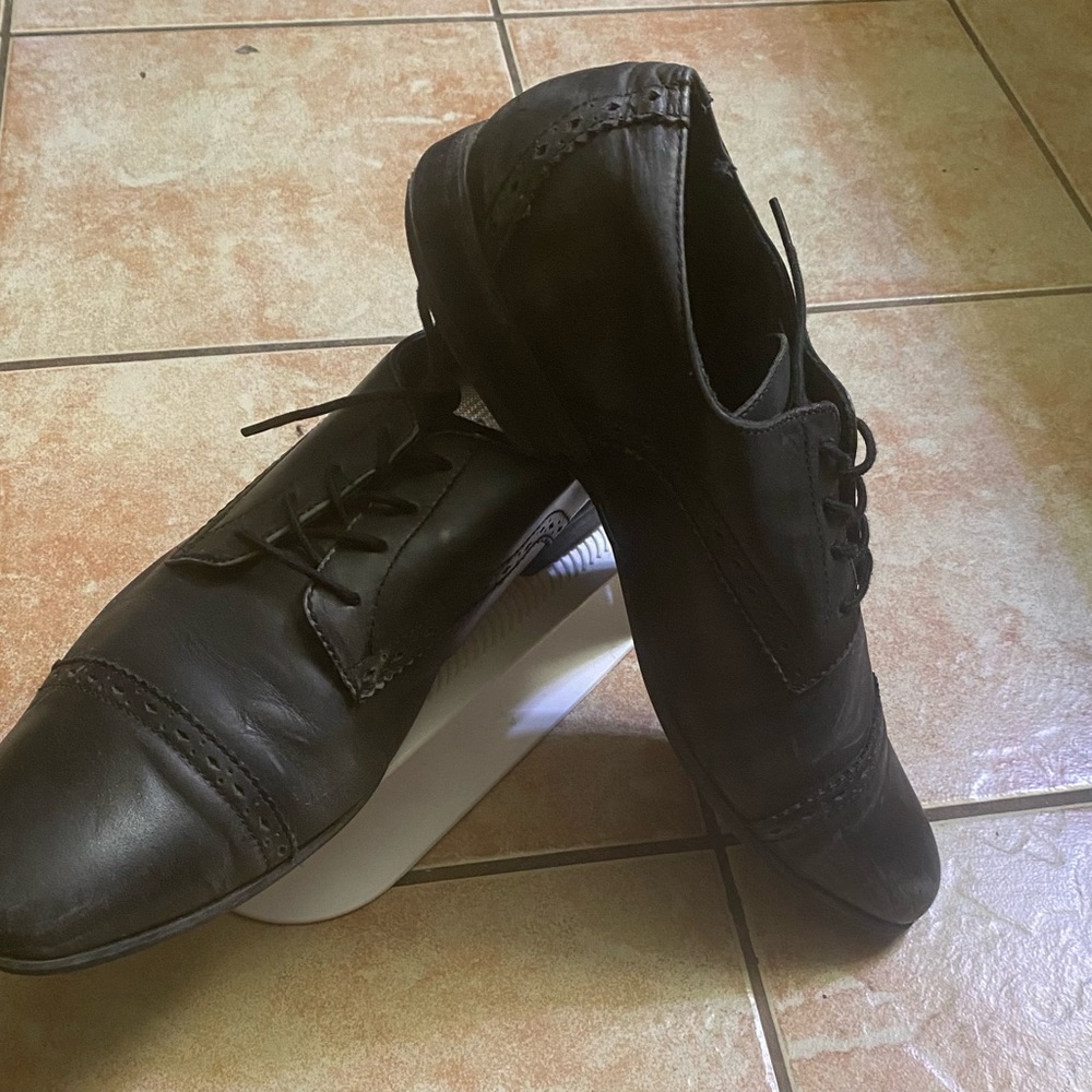 Men’s leather dress shoes